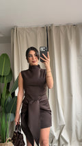 Koyu kahve önü bağlamalı mini elbise