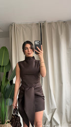 Koyu kahve önü bağlamalı mini elbise