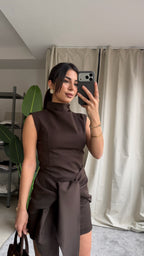 Koyu kahve önü bağlamalı mini elbise