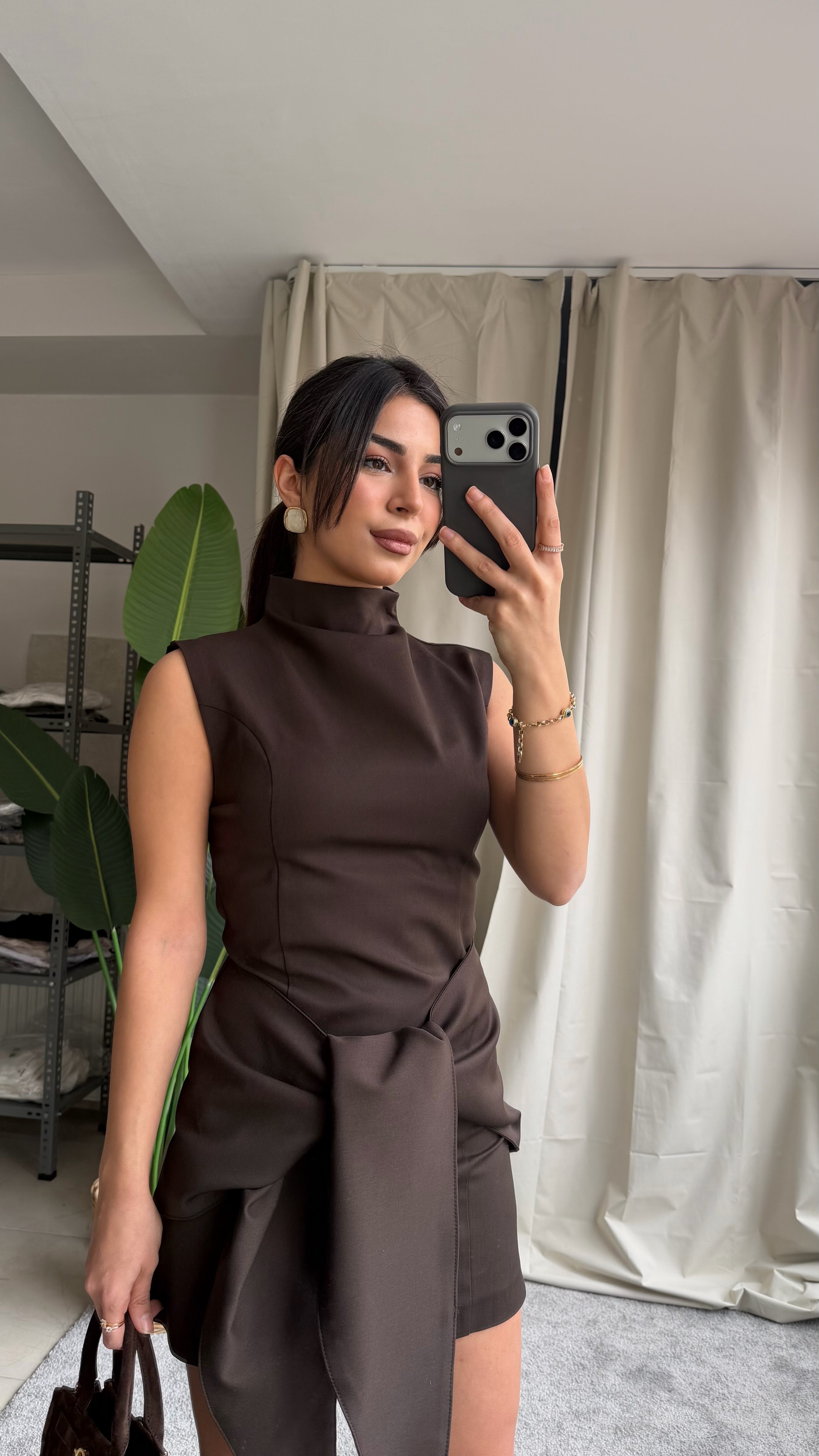 Koyu kahve önü bağlamalı mini elbise